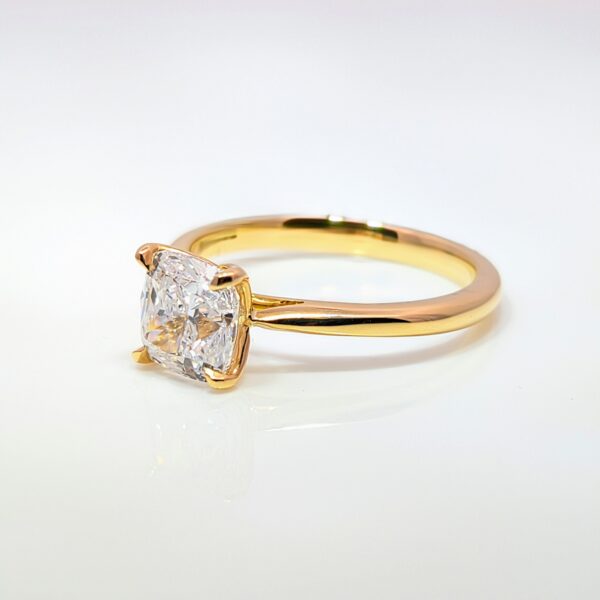 This exquisite gold ring features a stunning square-cut ‘cushion’ diamond that captures the light beautifully. Set in an 18ct yellow gold band with tallon claws it's an excellent choice for your engagement ring.