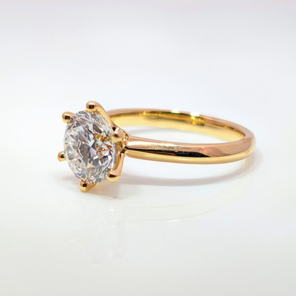 This stunning 18ct yellow gold engagement ring features a 2.04ct brilliant round diamond, from our LAB Grown Range. Its classic design is both timeless and modern, making it the ideal choice for that special moment.